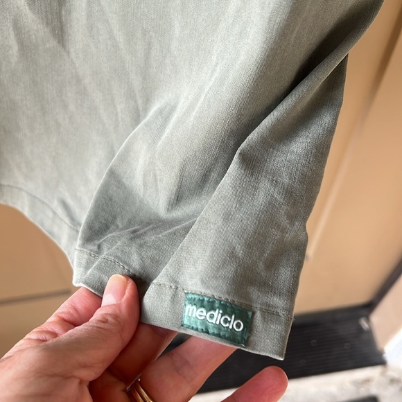 Mediclo XL Women’s TENCEL™ Fiji‎ ‎ Banded Collar Scrub Top in Sage - Picture 6 of 11